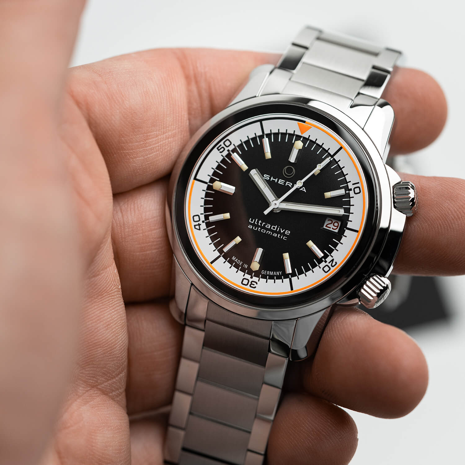 Ultradive-metal-bracelet-in-hand_SQ