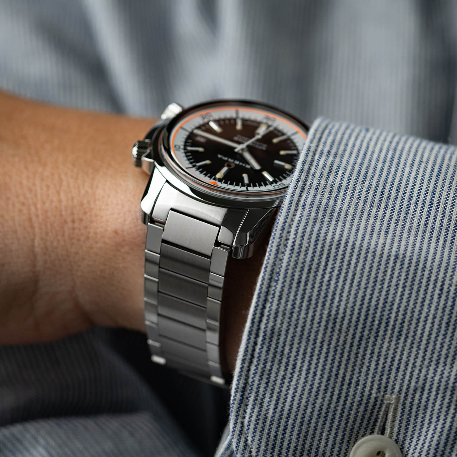 Ultradive-metal-bracelet-on-hand_SQ