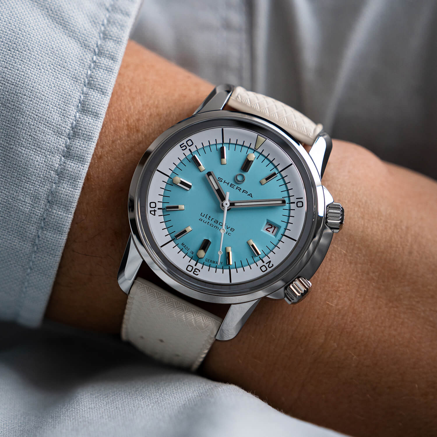 Ultradive_Atoll_hand_SQ